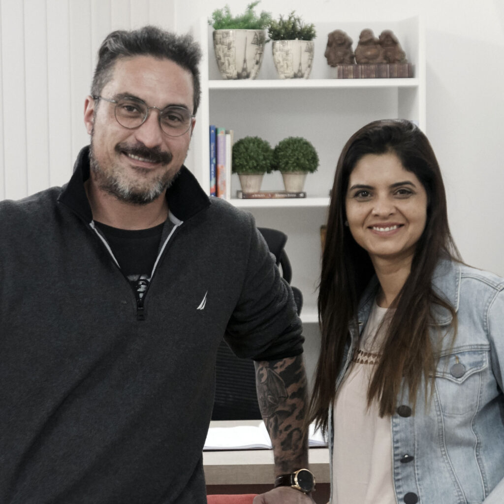 Foto da psicóloga Cristina Durante e do professor Jadoski